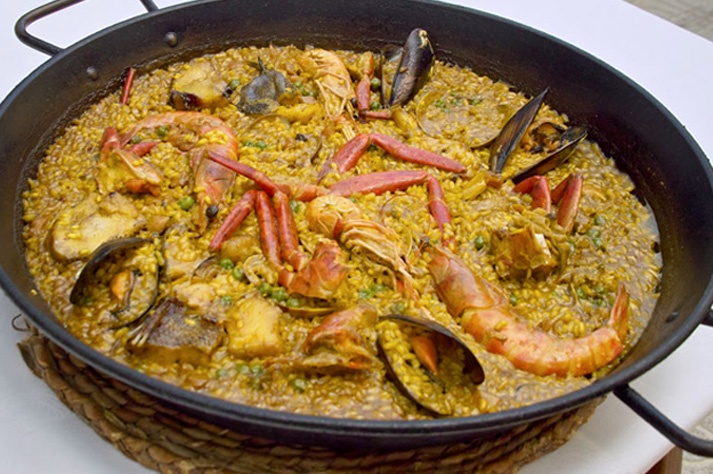 Paella en restaurante Port Balansat, Ibiza.