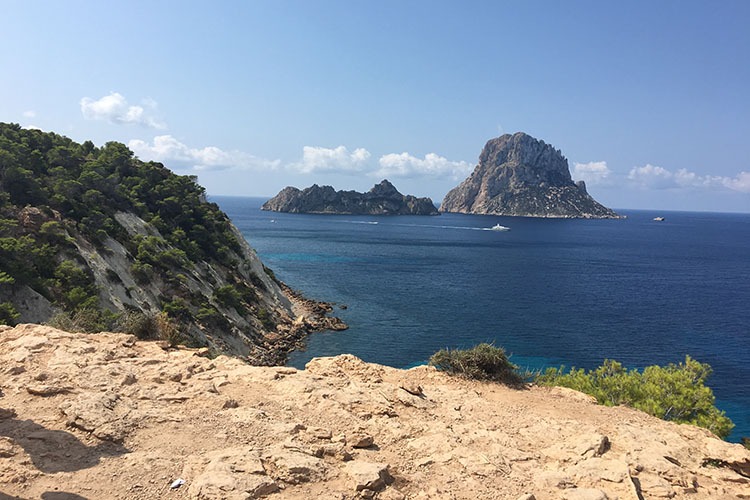 vista de es vedra desde los acantilados de cala d'hort