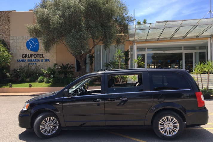 alquiler coche familiar Ibiza con niños