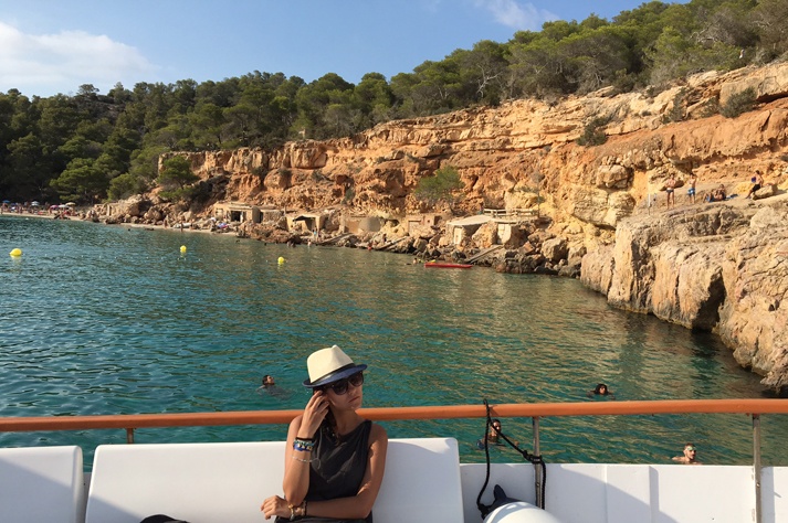 Vista de los acantilados que separan ambas calas desde un barco