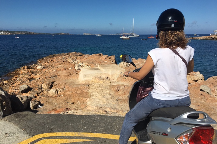 Ibiza en moto o coche