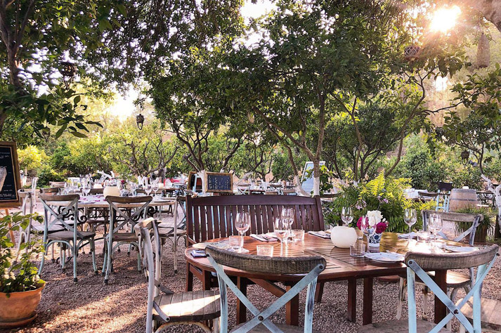 restaurante con jardin en Ibiza para comer con niños