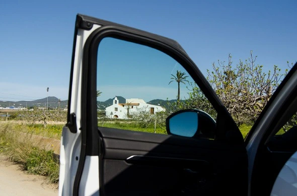 Detalle de ventana de coche con iglesia de Sant Francesc de fondo.