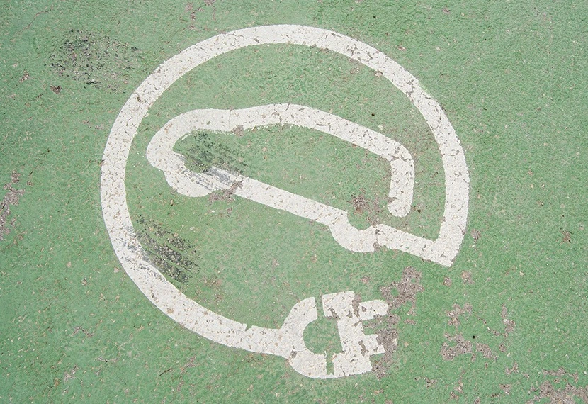 Detalle logo carga de vehículo eléctrico
