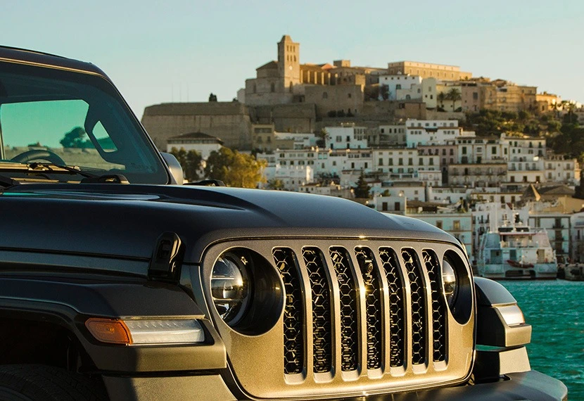 Detalle de Jeep Wrangler con Ibiza de fondo