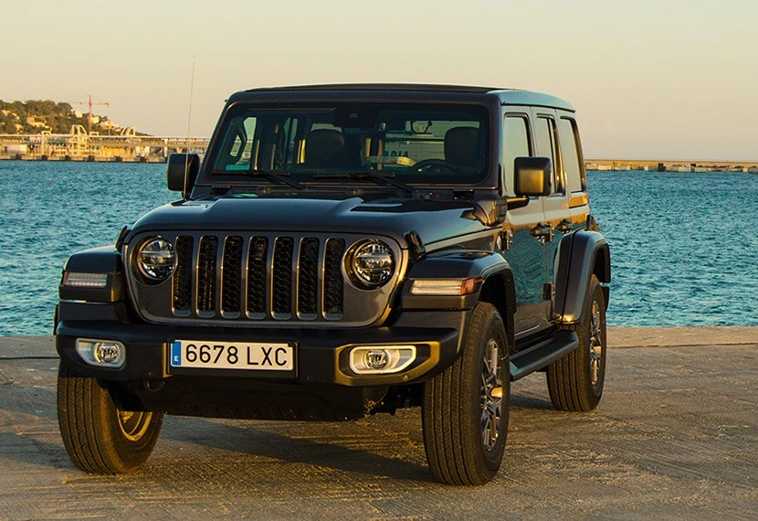 Alquiler de Jeep en Ibiza con mar de fondo.