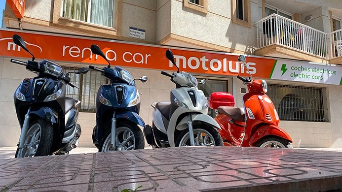 scooter y vespas frente a la oficina de Moto Luis en Sant Antoni (Ibiza)