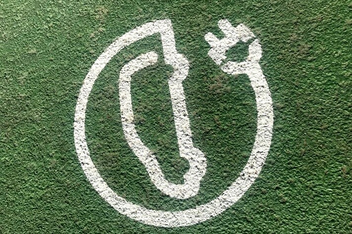 Señal de punto de carga eléctrica para automóviles