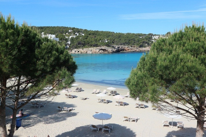 Vista de Portinatx, playa del norte de Ibiza.