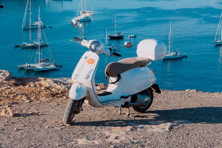 Vespa frente al mar en Ibiza