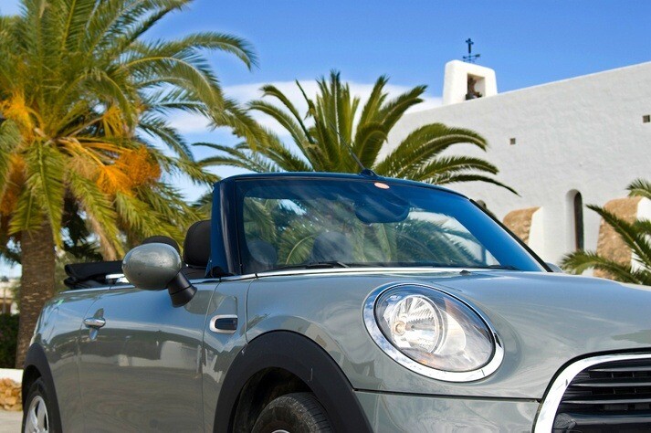 Descapotable mini Cabrio en Es Cubells, Ibiza.