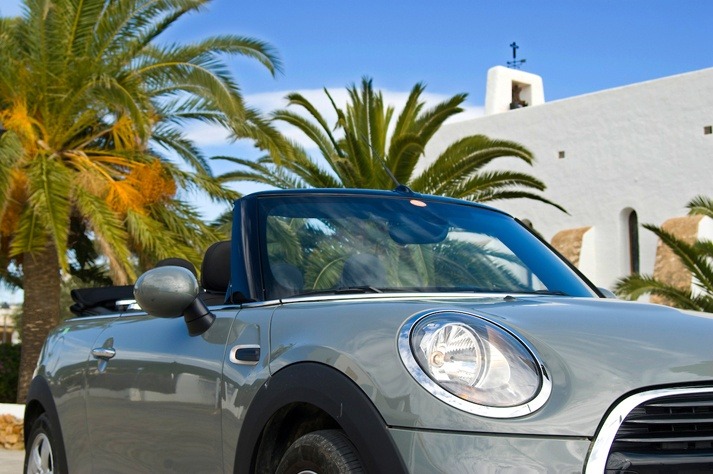 Descapotable mini Cabrio en Es Cubells, Ibiza.
