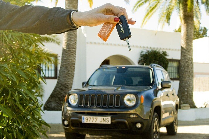 entrega personalizada de coche en alquiler en villa de Ibiza