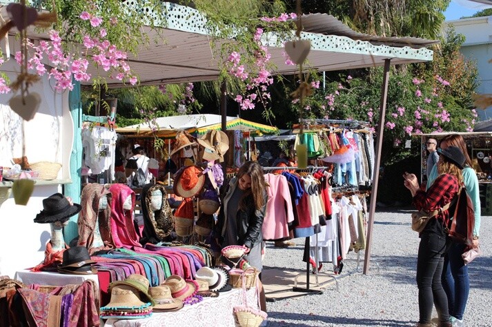 Puesto de complementos y ropa en mercadillo de Las Dalias, Ibiza