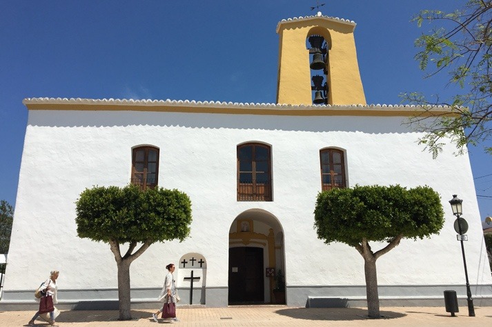 Fachada de la iglesia de Santa Gertrudis, Ibiza.