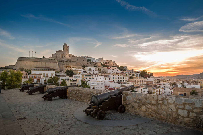 Vista de Dalt Vila desde el baluarte de Santa Llucia de la ciudadela de Ibiza, Patrimonio de la Humanidad.