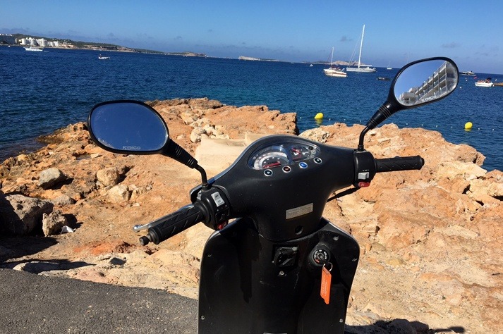 Alquiler de motocicleta y vespa en Ibiza. Mejores rutas en moto por Ibiza.