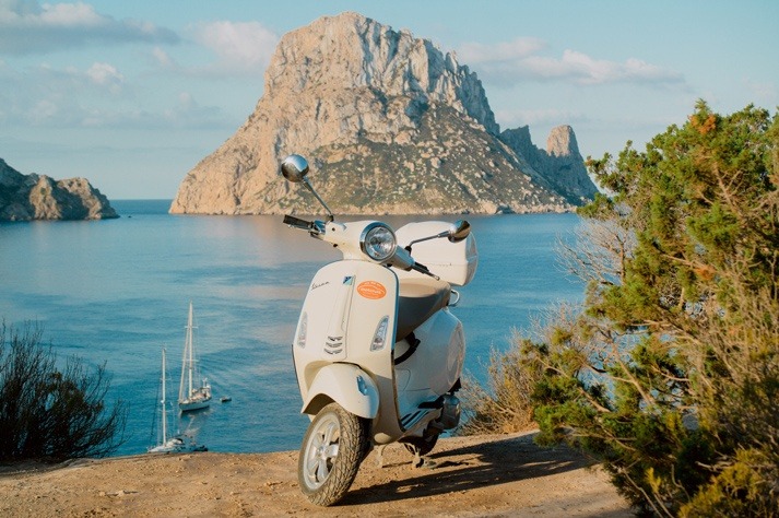 Vespa frente islote de Es Vedra, Ibiza