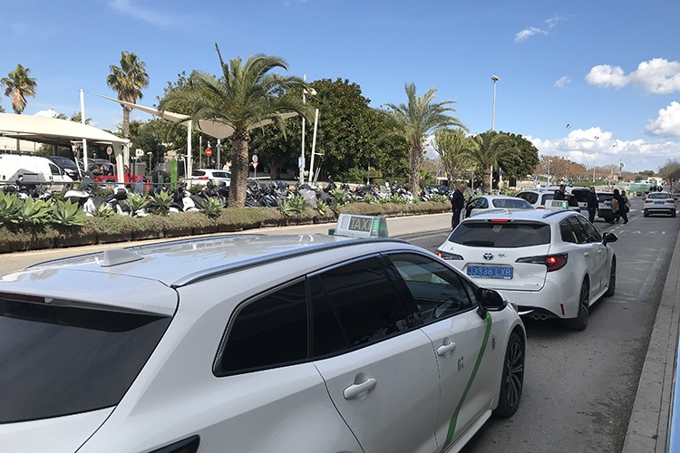 parada de taxi en el aeropuerto de Ibiza